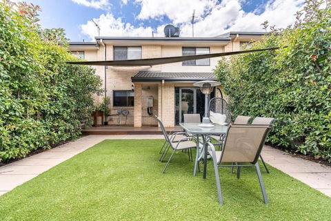 Superb 3BR Townhouse Near Town Centre - Tourism Bookings 3