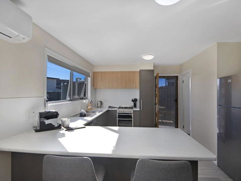 T Bar On Twynam - Modern 2BR Apartment L WiFi L Netflix L BBQ L Smart TV L Air-Con - Tourism Bookings 3