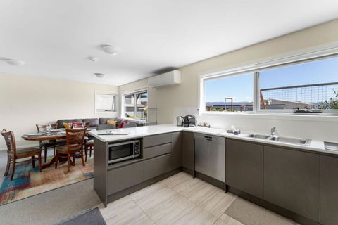 T Bar On Twynam - Modern 2BR Apartment L WiFi L Netflix L BBQ L Smart TV L Air-Con - Tourism Bookings 1