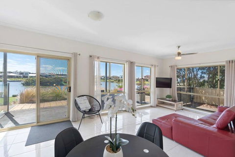 T2 12 Wentworth Pde Hindmarsh Island - No Linen Included - Events Australia 3