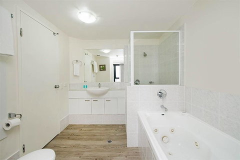 Beachside Neptune Resort Apt Upgraded! - Accommodation Europe 0