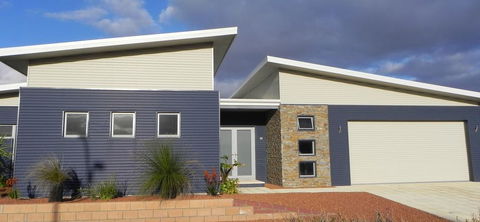 Beautifully Appointed Large Family Home - Tourism Bookings 1