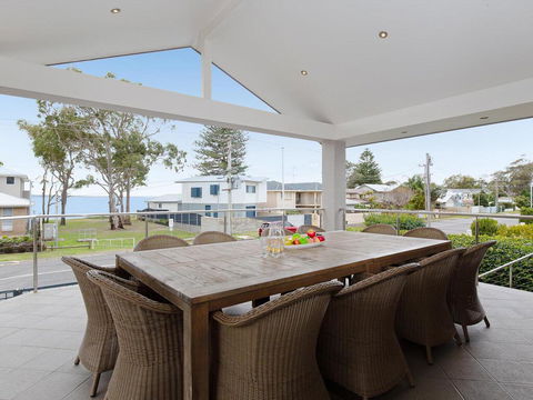 Beauty And The Beach', 88 Foreshore Drive - Large Home With WIFI & Water Views - Tourism Bookings 0
