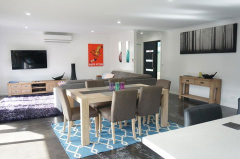 Ben's Place - Modern & Convenient - Tourism Bookings 0