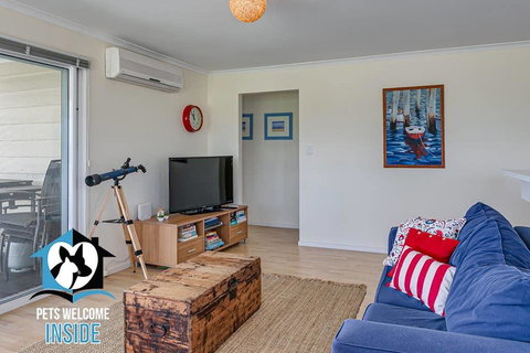 Big Stylish House With River Views, Games Room & WiFI - Tourism Bookings 2