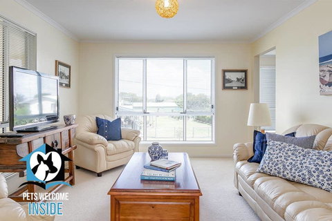 Big Stylish House With River Views, Games Room & WiFI - Tourism Bookings 3