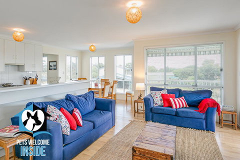 Big Stylish House With River Views, Games Room & WiFI - Tourism Bookings 1