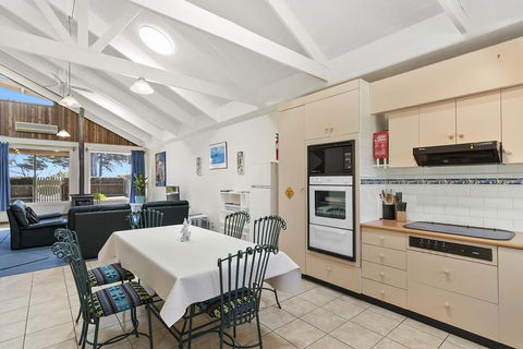 Black Dolphin Waterfront Townhouse - Bay Views - Events Australia 3
