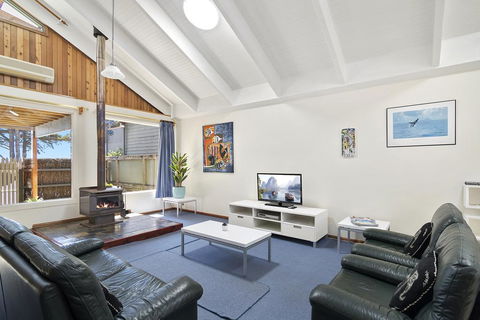 Black Dolphin Waterfront Townhouse - Bay Views - Events Australia 1