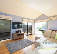 BLUE SKYES - family home with balcony  views. - Events Australia