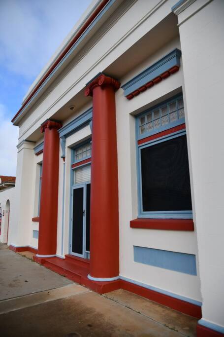 The Merredin Treasury, Art Deco Heritage 2 Bedroom Suite In Merredin CBD - Events Australia 2