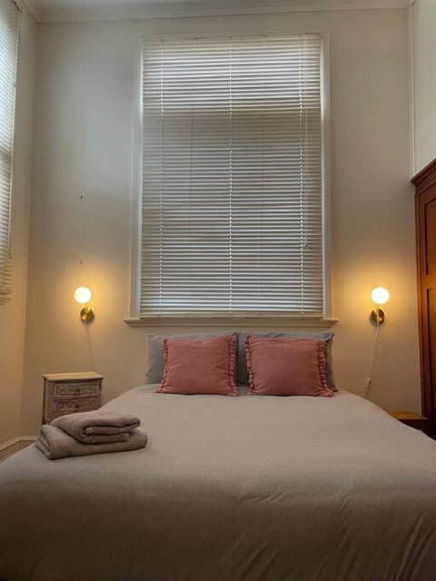 The Merredin Treasury, Art Deco Heritage 2 Bedroom Suite In Merredin CBD - Events Australia 3