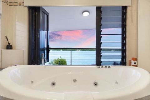 Opulent Ocean View Townhouse - Events Australia 3