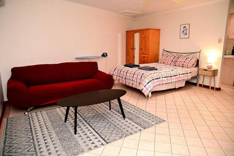 Spacious Studio In AliceSprings QueenBed+KSAirbed - Events Australia 0